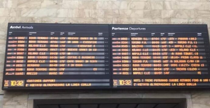 Forti ritardi per i treni diretti a Sud a causa di un uomo che ha bloccato la circolazione a Firenze camminando sui binari