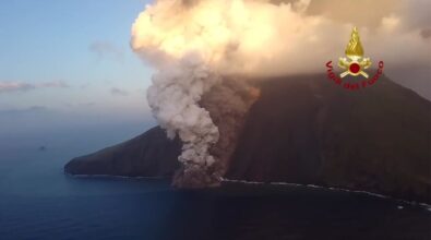 Nuova eruzione, lo Stromboli affascina e fa paura: dichiarata l’allerta rossa -VIDEO