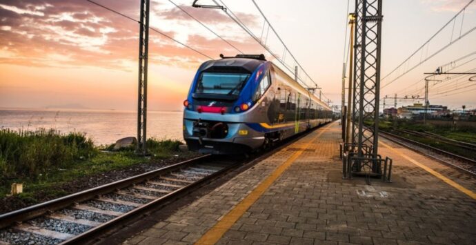 Giovane travolto e ucciso da un treno nel Salernitano, disagi per i treni da o per la Calabria