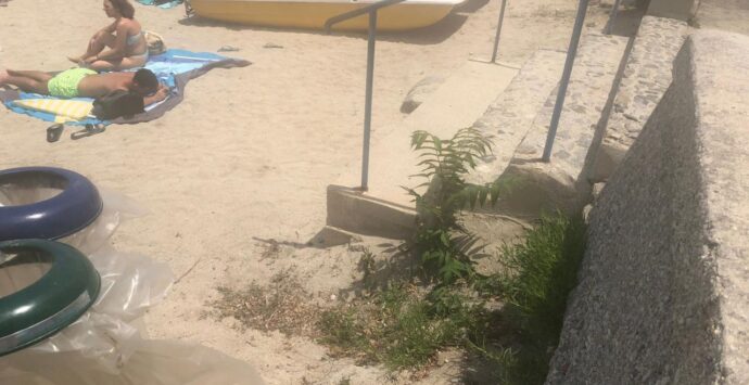 Tropea, le mareggiate “mangiano” la sabbia e accedere alla spiaggia libera delle Roccette è sempre più difficile