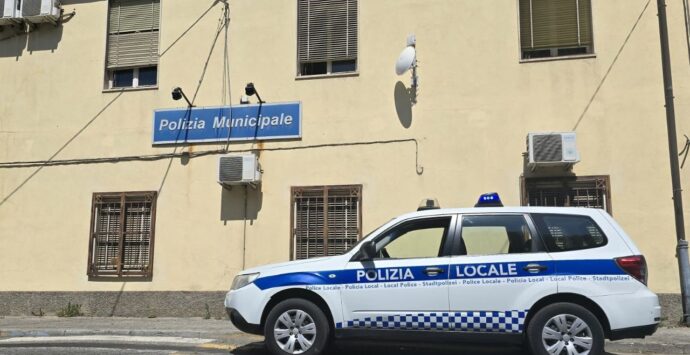 Vibo Marina, la polizia locale sequestra due costruzioni abusive: «Un immobile era già finito, per l’altro avevano tirato su i pilastri»