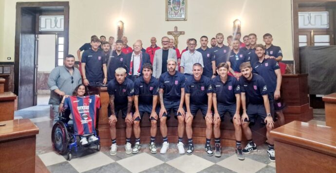 Vibonese calcio, parte il nuovo corso. Caffo presenta la squadra in Comune insieme al sindaco Romeo