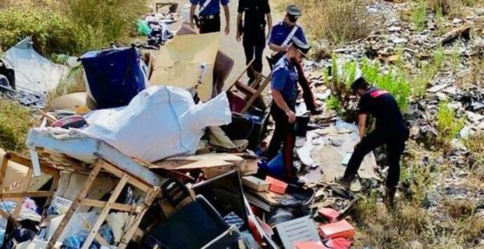 Zungri, i carabinieri sequestrano una discarica abusiva in un’area agricola che invadeva completamente la strada