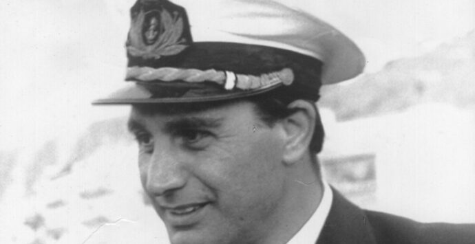 Vibo Marina omaggia il capitano De Grazia che morì in circostanze misteriose mentre indagava sulle navi dei veleni