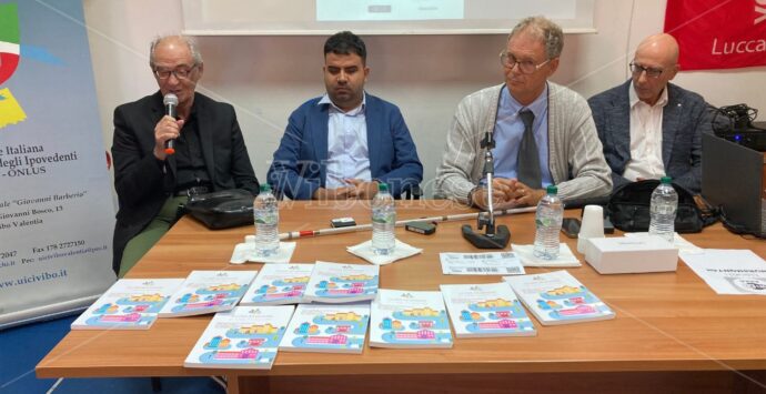 La tecnologia in aiuto a ciechi e ipovedenti: presentato a Vibo innovativo dispositivo per muoversi da soli in città – Video