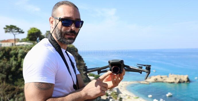 Un tuffo a 13 anni gli toglie l’uso delle gambe ma oggi vola con le ali dei suoi droni, da Tropea la storia di Vittorio: «La vita è una sfida»