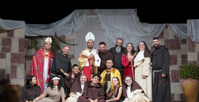 Teatro e fede: 12 giovani attori vibonesi portano in scena a Terranova da Sibari un musical su San Francesco e Santa Chiara