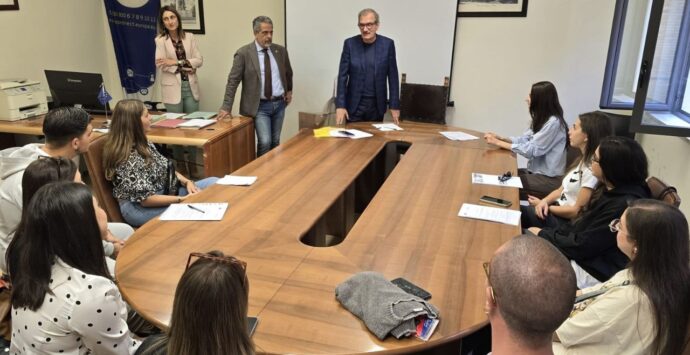 Il Comune di Vibo dà il benvenuto ai 12 ragazzi che svolgeranno il Servizio civile, il sindaco Romeo: «Una palestra per il futuro professionale»