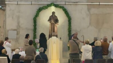 Zaccanopoli accoglie la statua di San Pio, l’opera dell’artista Gaudioso collocata nella piazza del paese
