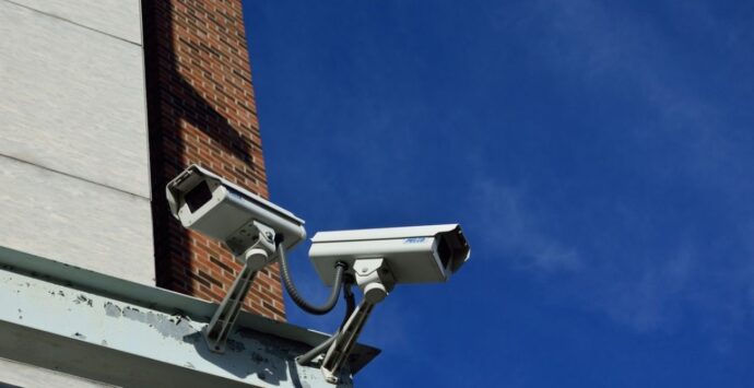 Briatico investe 24mila euro per la sicurezza lungo la costa: 9 punti di videosorveglianza e un drone in arrivo per l’estate prossima