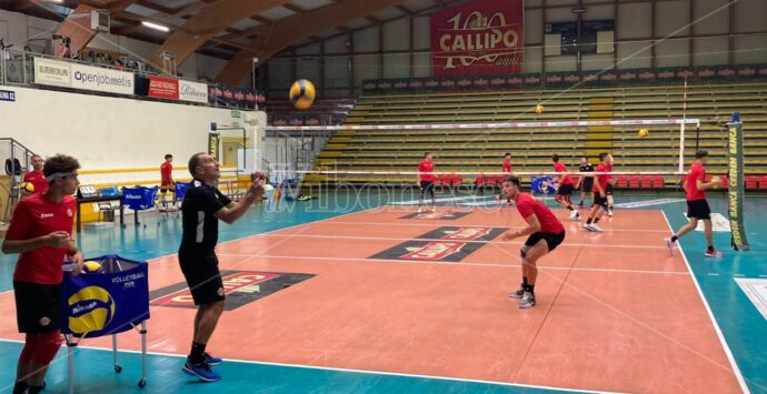 Volley, la Tonno Callipo scalda i motori in preseason. Il tecnico Piccioni: «Livello del torneo alto, ma noi daremo battaglia» – VIDEO