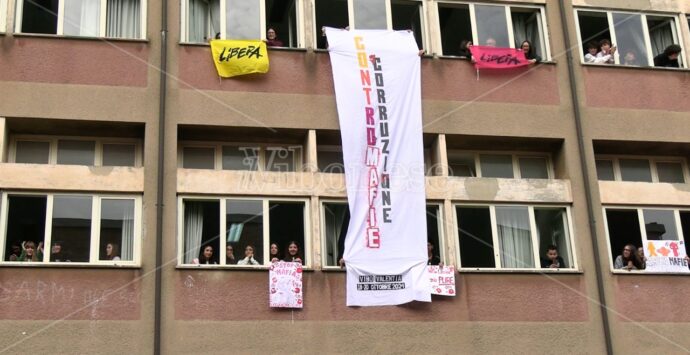 Gli studenti di Vibo si ribellano alla ‘ndrangheta e srotolano uno striscione dalle finestre della scuola per accogliere Libera: «Noi ci siamo» – VIDEO