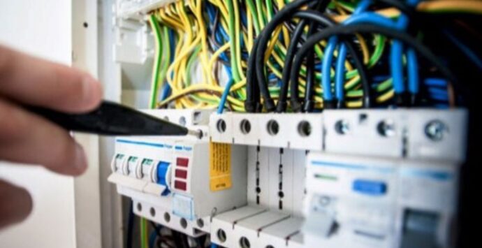 Furto di energia da oltre 100mila euro: denunciati i titolari di un hotel e ristorante a Capo Vaticano