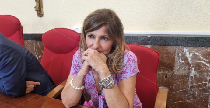 Salario minimo a chi lavora per il Comune di Vibo: obbligo per le ditte appaltatrici. In giunta passa la proposta dell’assessore Santoro (M5s)