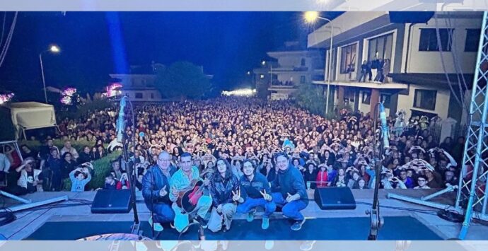 Cala il sipario sulla festa di San Raffaele Arcangelo a Orsigliadi di Rombiolo, giunte migliaia di persone per il concerto di Cecè Barretta