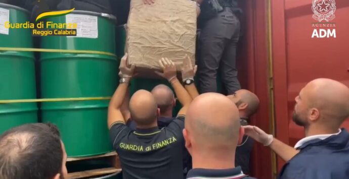 Maxi sequestro di cocaina al porto di Gioia Tauro: 800 chili (valore 120 milioni di euro) tra succo d’ananas e sesamo – VIDEO