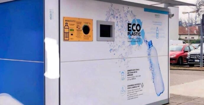 Anche a Gerocarne arriva l’eco-compattatore, il sindaco Vivona: «Così riduciamo l’impatto della plastica sul nostro territorio»