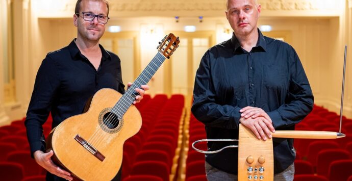 Guitaromanie: a Nicotera per la prima volta in Italia il duo formato da chitarra e theremin, lo strumento inventato nel 1919 che si suona senza contatto fisico