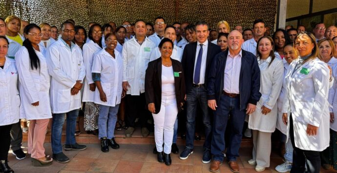 Medici cubani ancora indispensabili per i tre ospedali vibonesi: l’Asp rinnova per un altro anno i contratti di 17 professionisti