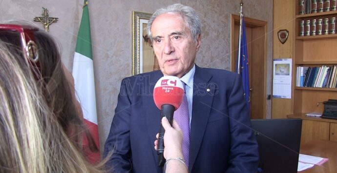 Asp di Vibo senza voce e senza faccia davanti a un malato oncologico al quale hanno rubato la prenotazione per la visita medica