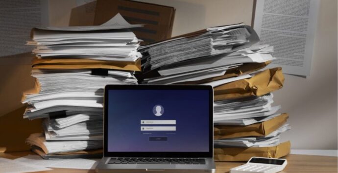 Burocrazia lumaca: una «tassa nascosta» da 80 miliardi all’anno per le imprese. Vibo è fanalino di coda per i servizi digitali, Trento in testa
