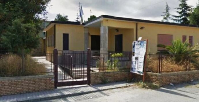 Scuola di Porto Salvo chiusa dal 2021, i lavori previsti ancora non iniziano: «Basta parole, è il momento di incazzarsi»