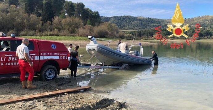 Alluvione disastrosa e danni alla diga dell’Angitola: l’esercitazione dei Vigili del Fuoco che ha coinvolto oltre 100 unità da tutta la regione – VIDEO