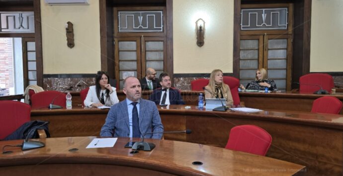 Nomina Menniti, Fdi Vibo incalza il sindaco Romeo: «Ha ingannato i cittadini sul taglio dei costi della politica»