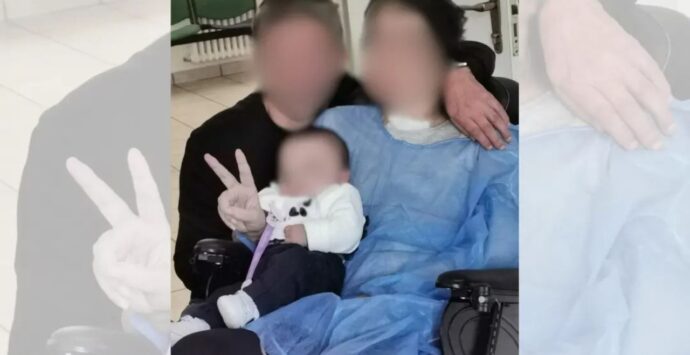 Mamma in coma dopo il parto si risveglia a distanza di due mesi e abbraccia per la prima volta la sua bambina