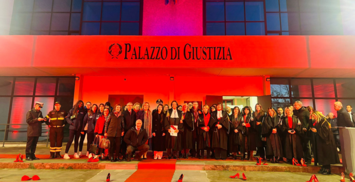 Vibo, anche il nuovo Tribunale illuminato di rosso contro la violenza sulle donne: «Fondamentale la sensibilizzazione»