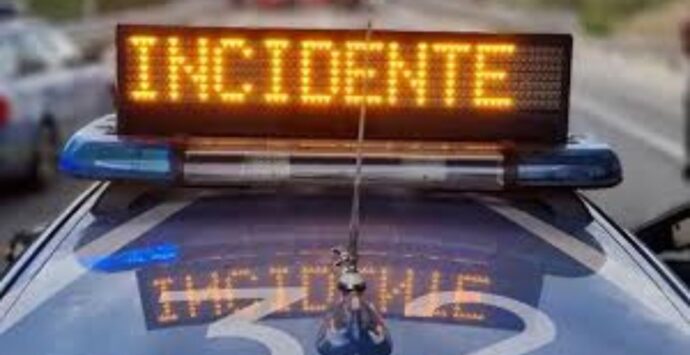 Sant’Onofrio, violento scontro frontale tra un’auto e due volanti della polizia: cinque i feriti