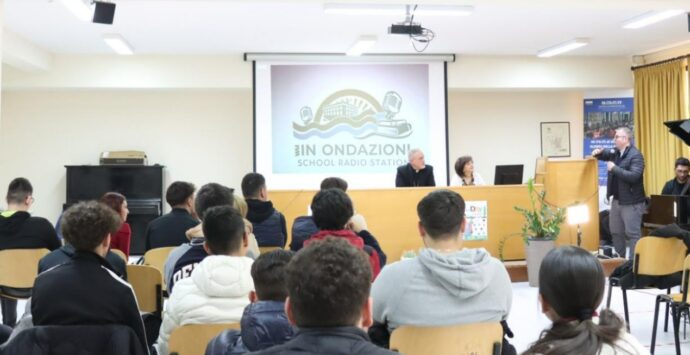 InOndaAzioni, studenti vibonesi realizzano e presentano la loro prima web radio