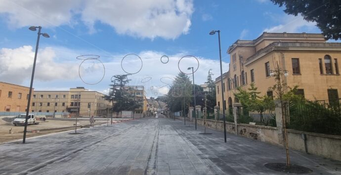 Piazza del Municipio parzialmente aperta al transito pedonale ma Scianò (Indipendenza) avanza dubbi sulla sicurezza: «E il collaudo?»