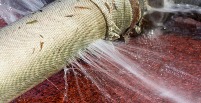 Dinami rischia di rimanere senz’acqua a causa della rottura di una conduttura: i lavori domani (maltempo permettendo)