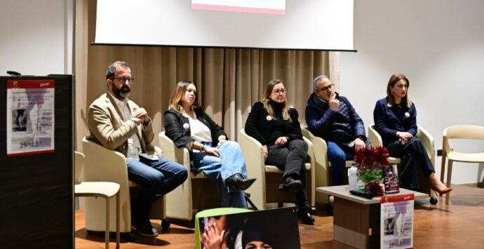 Violenza contro le donne, a Pizzo riflessioni e flashmob per la Giornata internazionale