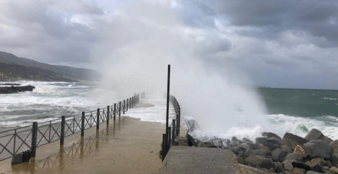 Meteo, dopo la calma torna l’allarme per mareggiate e vento di tempesta nel Vibonese: onde alte 4 metri e raffiche oltre i 100 km/h