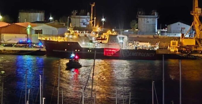 Vibo Marina, sbarco a notte fonda sotto la pioggia battente per 75 migranti soccorsi da Emergency