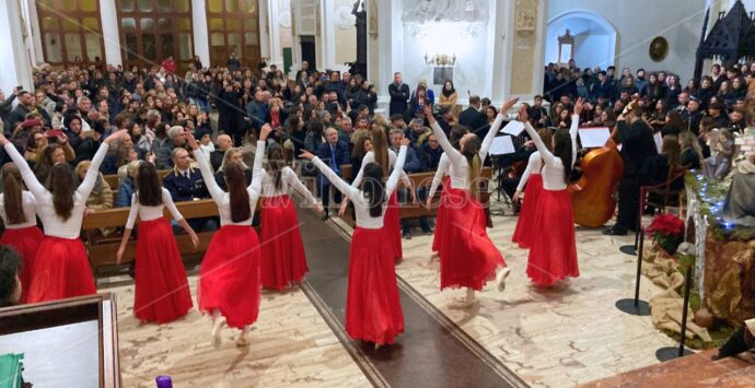 Il concerto di Natale del Liceo “Capialbi” incanta e commuove Vibo Valentia nel ricordo della giovane Rachele – VIDEO