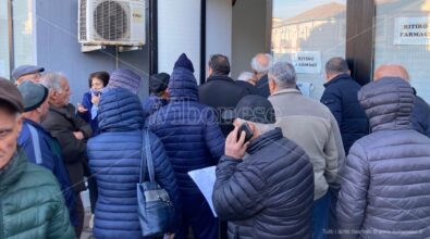 La farmacia territoriale di Vibo è un girone dantesco: caos, attese interminabili e poi niente medicine. Viaggio tra i dannati in fila – VIDEO