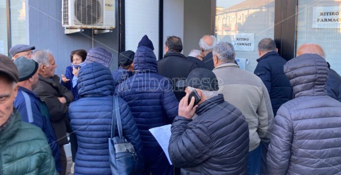 La farmacia territoriale di Vibo è un girone dantesco: caos, attese interminabili e poi niente medicine. Viaggio tra i dannati in fila – VIDEO