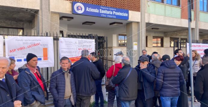 Don Mottola, la protesta della Rsa di Drapia diventa “permanente”: sit-in ad oltranza davanti all’Asp di Vibo