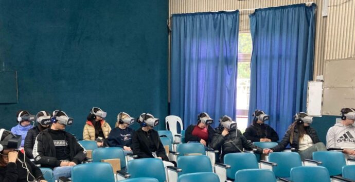 Vibo, a teatro (in biblioteca) con i visori per la realtà virtuale: l’esperienza vissuta da 40 studenti con lo spettacolo di Elio Germano