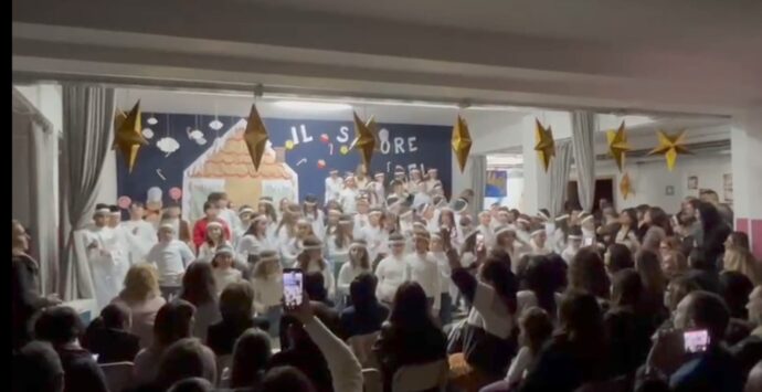 Jonadi, nella scuola primaria di Nao festa del Natale tra musica, teatro e… regalo a sorpresa