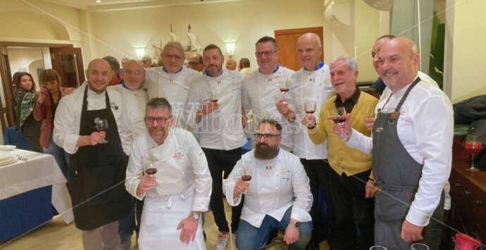Gli chef stellati brillano a Vibo Marina: piatti da star nella cena di Natale dell’associazione fondata da Gualtiero Marchesi – VIDEO