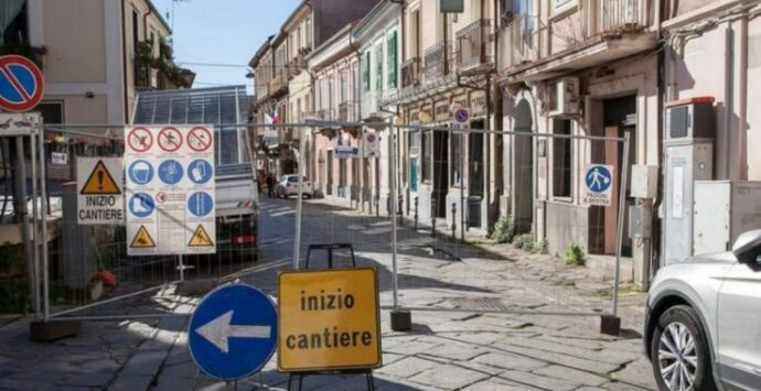 Vibo, cantiere lungo via Razza e proteste. Rifondazione comunista: «Per 4 giorni di lavori chiusura fino all’Epifania»