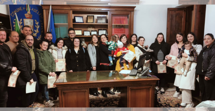 Filadelfia, consegnati 27 bonus bebè: cento euro per chi ha messo al mondo un figlio nel 2024