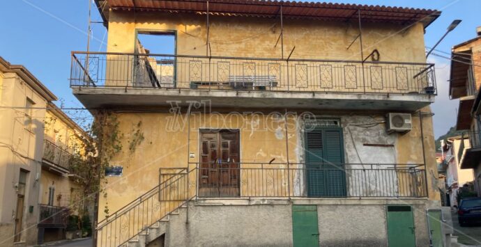 Cinque anni con i topi come vicini di casa: lo scempio di un rudere nel centro di Dasà. Il sindaco: «Se l’Aterp non lo butta giù lo faremo noi» – VIDEO