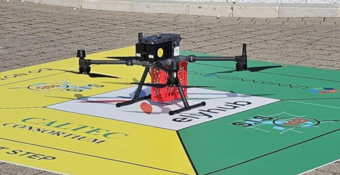 Il defibrillatore arriva con il drone, il test nazionale a Pizzo: «Fino al 70% di possibilità in più di salvare una vita»