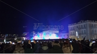 Successo a Vibo Marina per il gran finale di Emozioni di Natale con lo spettacolo delle fontane danzanti e il concerto di Scarda – VIDEO