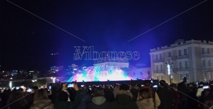 Successo a Vibo Marina per il gran finale di Emozioni di Natale con lo spettacolo delle fontane danzanti e il concerto di Scarda – VIDEO